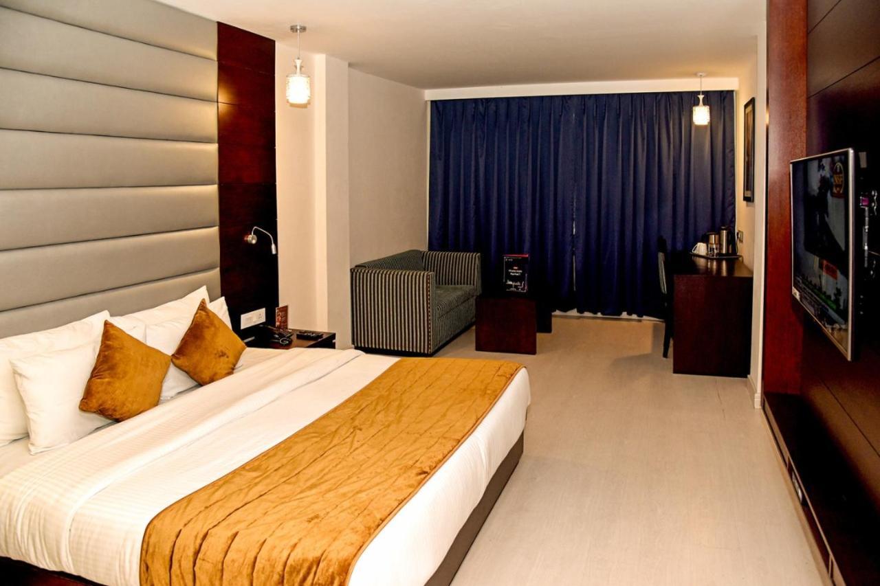 Sunbeam Premium Hotel Zirakpur Екстериор снимка