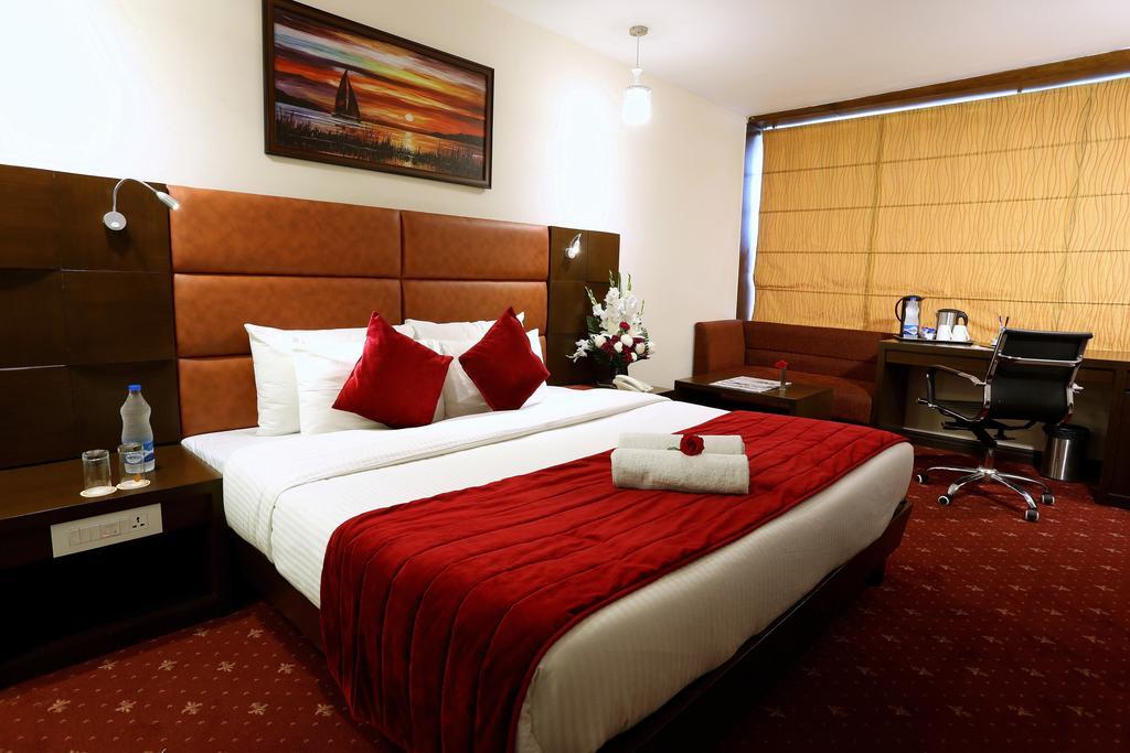 Sunbeam Premium Hotel Zirakpur Стая снимка