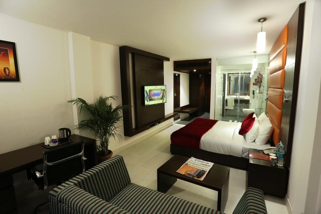 Sunbeam Premium Hotel Zirakpur Стая снимка