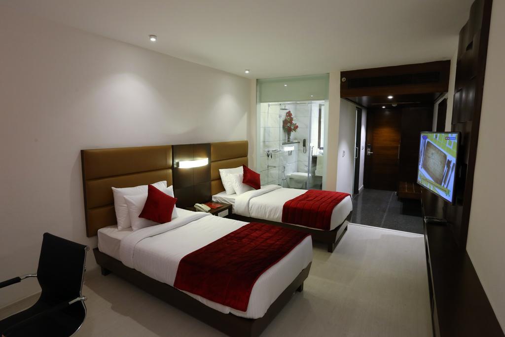 Sunbeam Premium Hotel Zirakpur Стая снимка