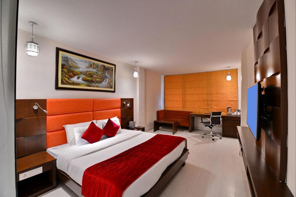 Sunbeam Premium Hotel Zirakpur Екстериор снимка