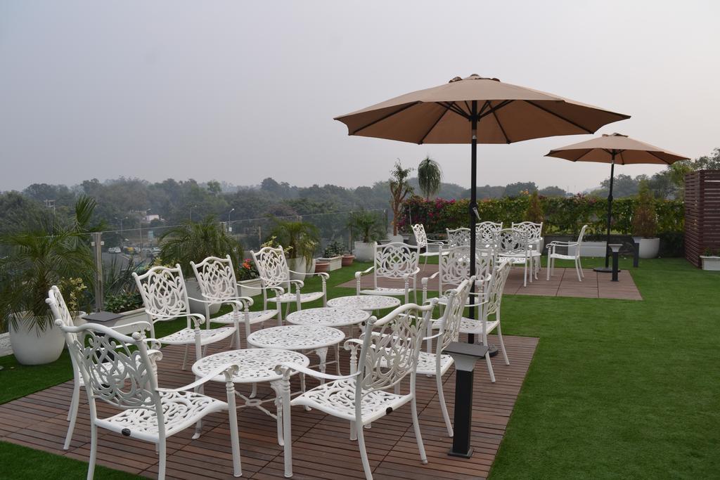 Sunbeam Premium Hotel Zirakpur Екстериор снимка