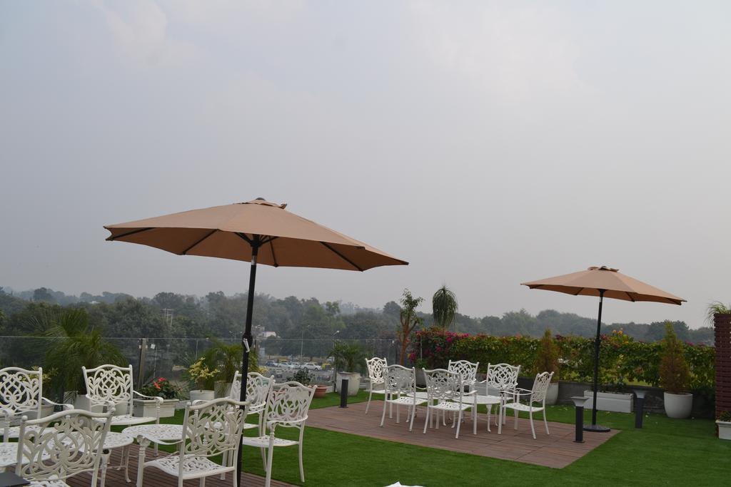 Sunbeam Premium Hotel Zirakpur Екстериор снимка